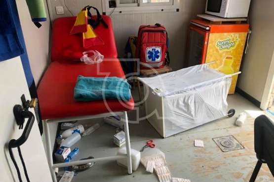 Estado en que quedó el puesto de socorro de Hoya del Pozo (Foto cedida por Proactiva a TA)